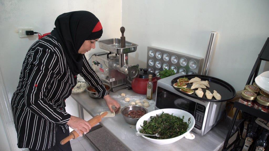 Amna Bklezi a lancé sa propre activité de cuisine à domicile grâce à un prêt du MFW, à un moment où sa famille se trouvait dans une situation économique difficile, parce que cela faisait un moment que son mari était au chômage. 