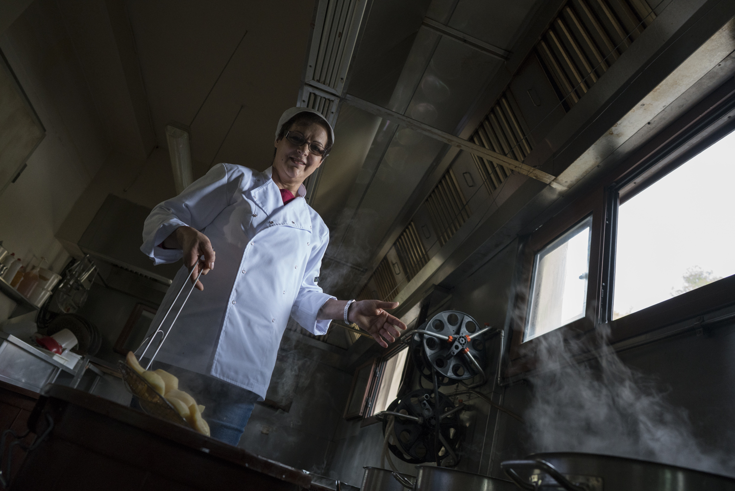 Niki Agathocleous prépare des friandises qui se dégustent à la cuillère dans son atelier d'Agros