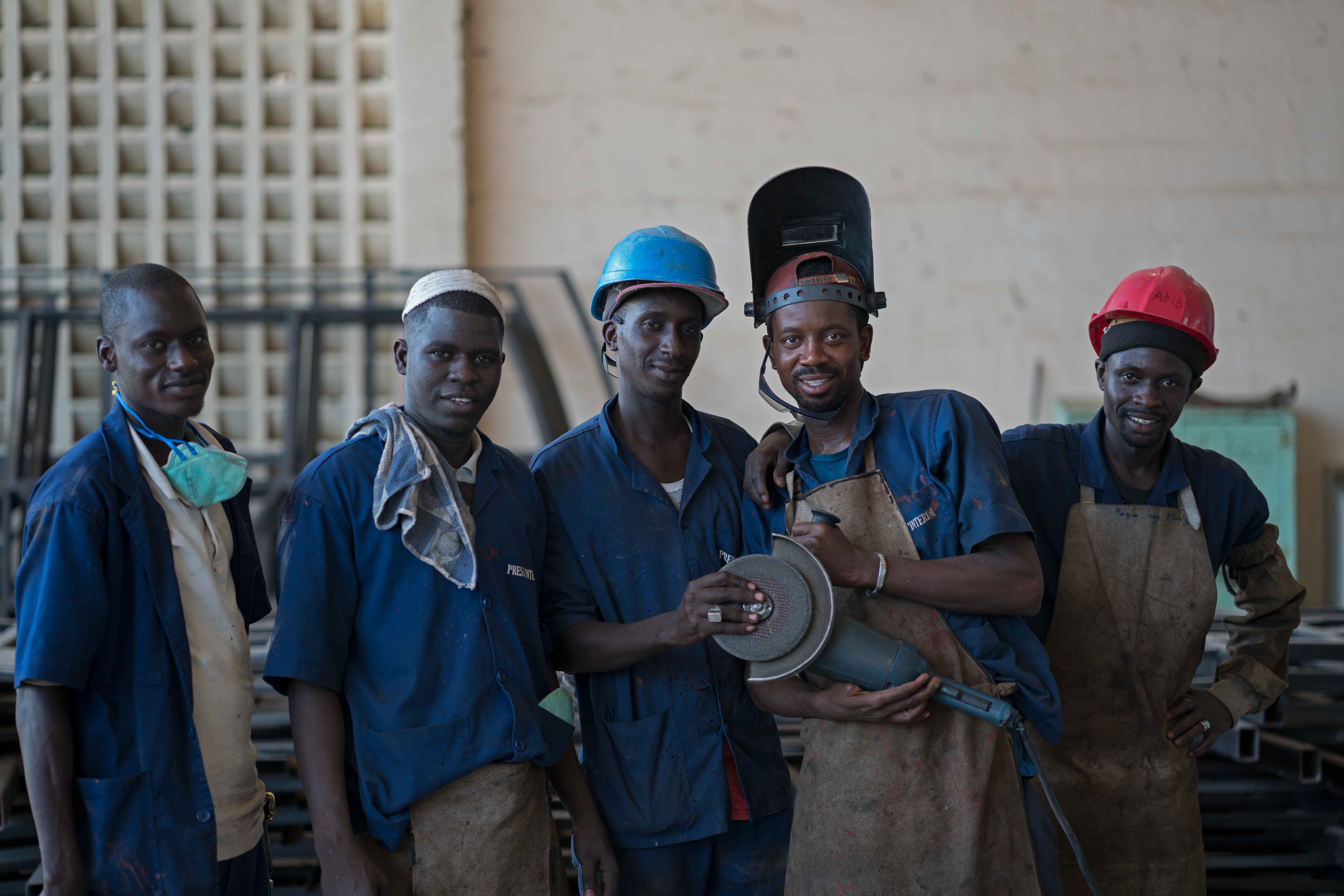 Des ouvriers de l’usine de Senbus au Sénégal