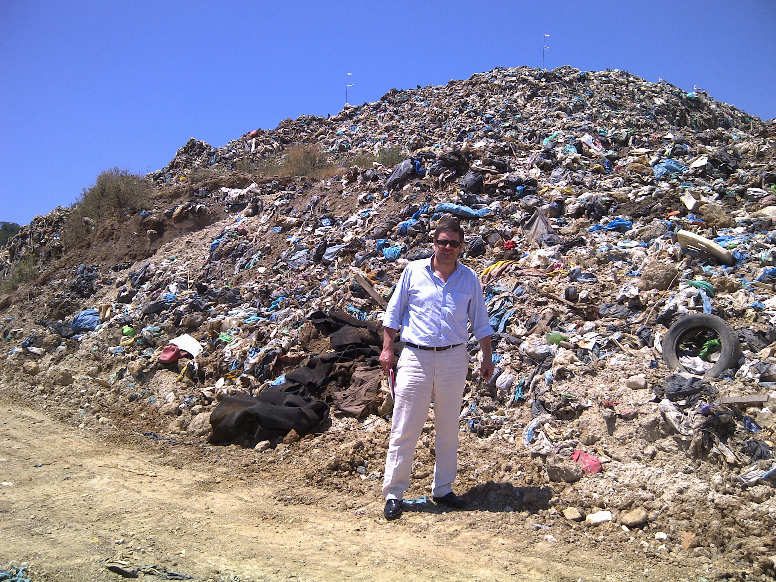 Sanierung von zwölf Müllkippen in Attika – Fernando Camano beim Projektbesuch vor Ort 