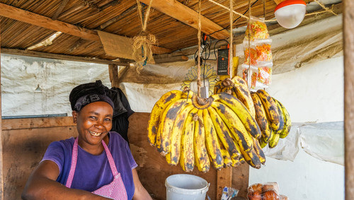 Dank einer kleinen Solaranlage kann Margaret Muchina ihren Lebensmittelkiosk abends länger öffnen. Dadurch ist ihr Tagesumsatz um 30 Prozent gestiegen. (Copyright: d.light)