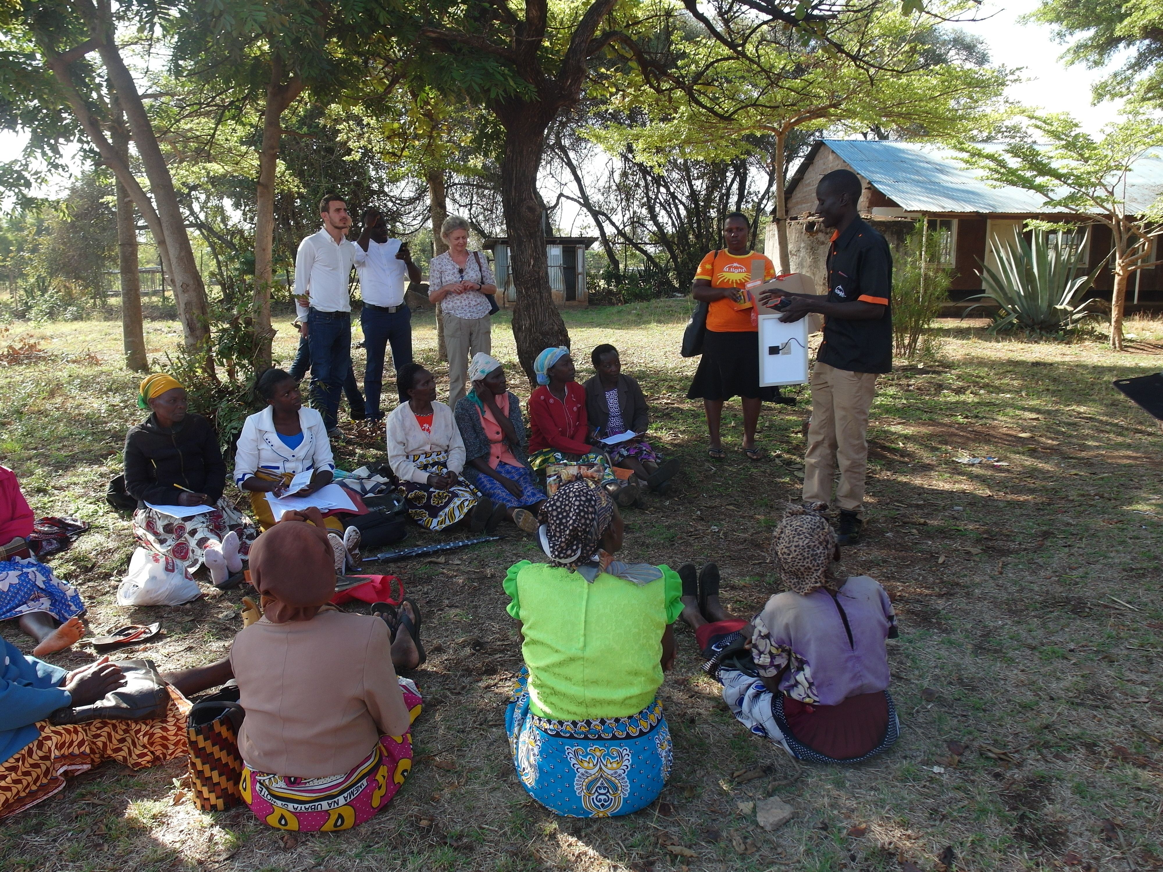 Vertreter von d.light erklären, wie sie Dörfern in Afrika helfen können. 