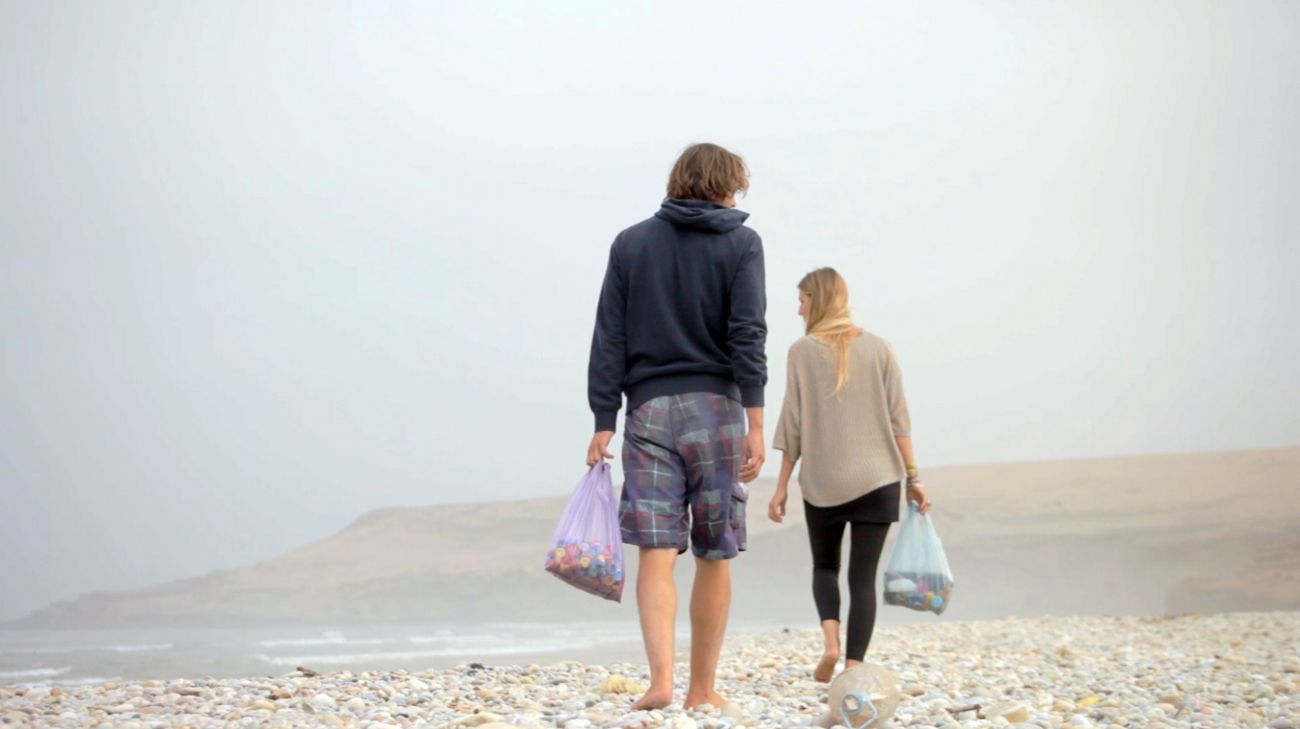 Fabian und Jennifer sammeln Plastikabfälle an der spanischen Küste