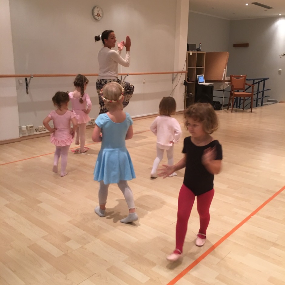 Neben Tangokursen bietet Rodolfos Tanzschule samstagvormittags auch Ballettunterricht für Kinder an – für Sechs- bis Achtjährige und für Drei- bis Fünfjährige.
