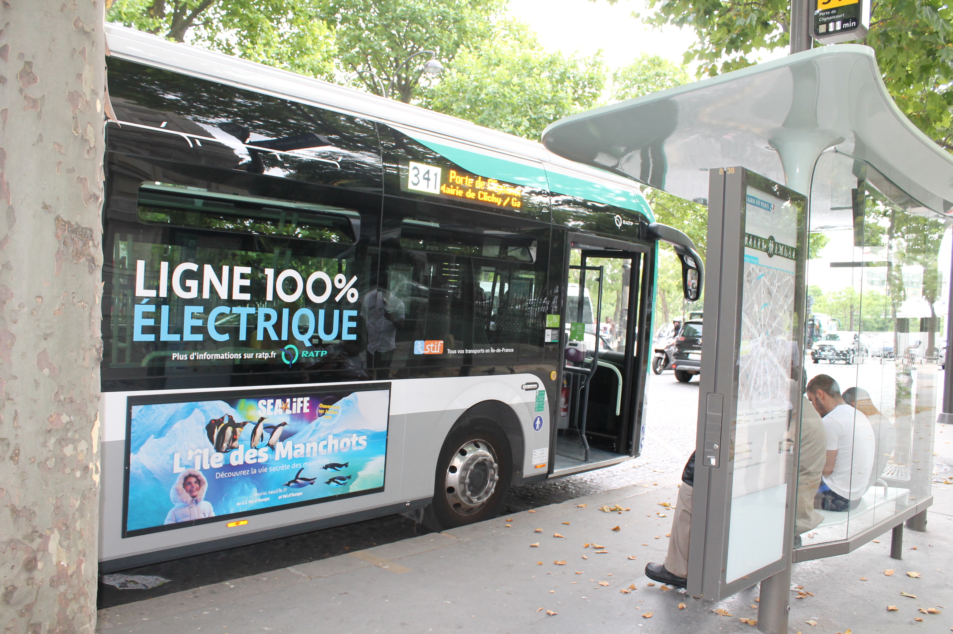 À Paris, tous les bus circulant sur la ligne 341 sont électriques. Paris vise un objectif de 80 % de bus à motorisation électrique à l’horizon 2025.