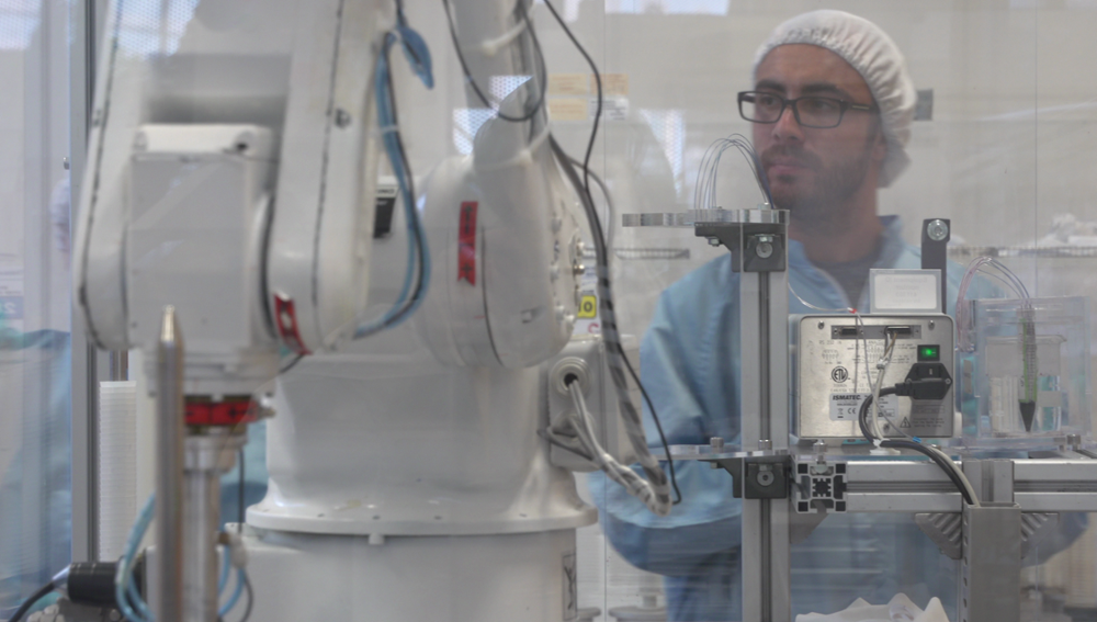Un chercheur de Biosurfit vérifie le fonctionnement des machines du laboratoire. Les locaux de l’entreprise, hébergée par l’Universidade Nova de Lisboa, deviennent trop petits pour l’équipe qui s’agrandit. Le concours de la BEI servira à financer une nouvelle usine.