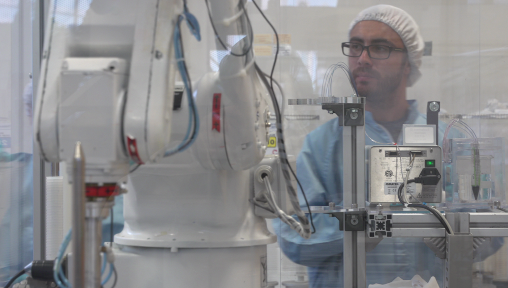 A Biosurfit researcher checks the functioning of the machines at the company’s lab. Located at the Universidade Nova de Lisboa, the facilities are becoming too small for the growing team. The EIB loan will help finance a new factory