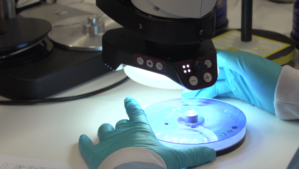 La technologie mise au point par Biosurfit permet d'analyser une petite goutte de sang placée dans un CD jetable au moyen d’un lecteur spécial également conçu par l’équipe