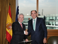 de gauche à droite: Carlos da Silva Costa, vice-président de la BEI et Ignacio Galán, Président d'Iberdrola de gauche à droite: Carlos da Silva Costa, vice-président de la BEI et Ignacio Galán, Président d'Iberdrola