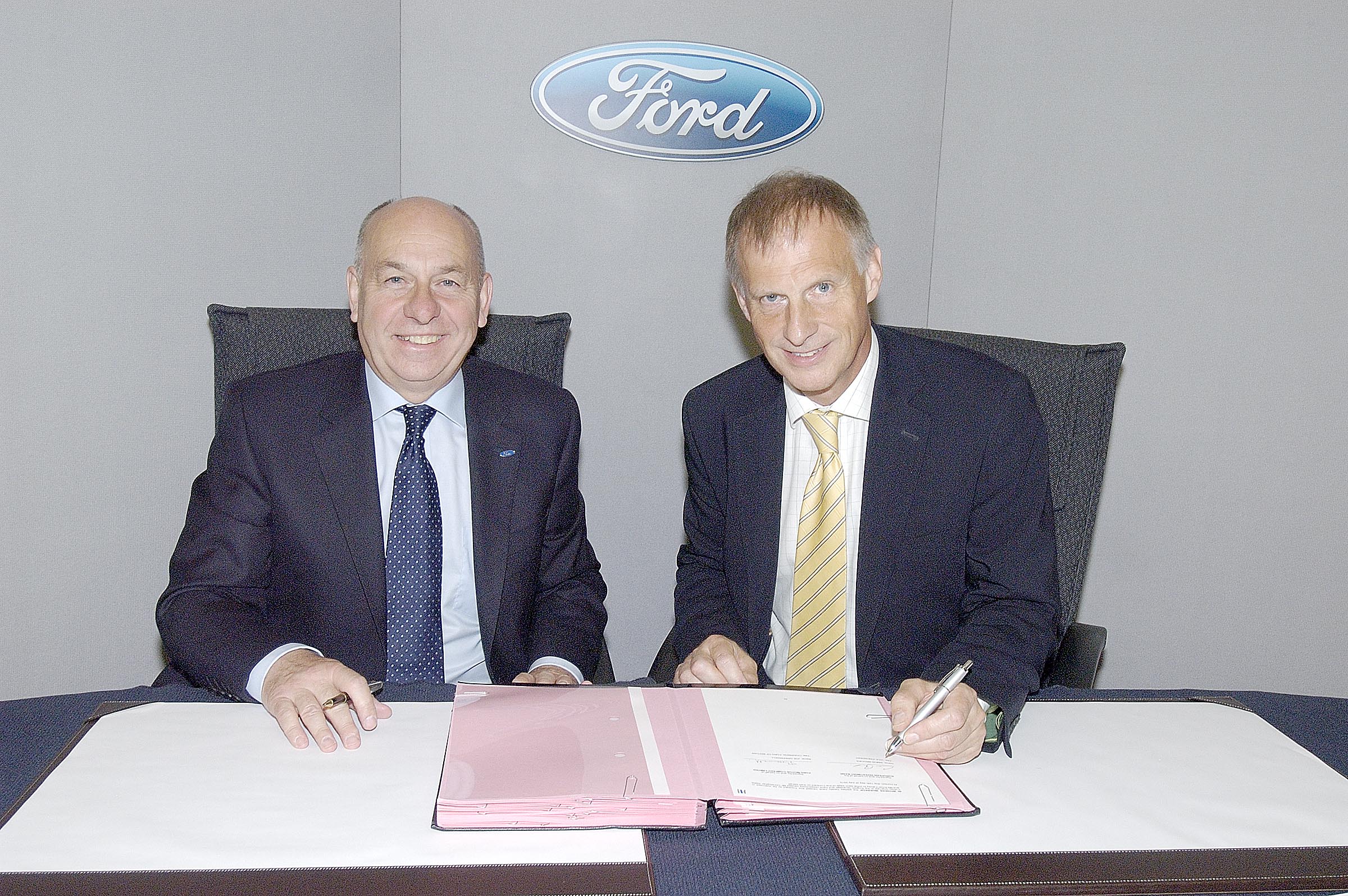 EIB Vice President Simon Brooks signing GBP 450m loan with Ford of Britain Chairman Joe Greenwell