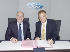 EIB Vice President Simon Brooks signing GBP 450m loan with Ford of Britain Chairman Joe Greenwell EIB Vice President Simon Brooks signing GBP 450m loan with Ford of Britain Chairman Joe Greenwell