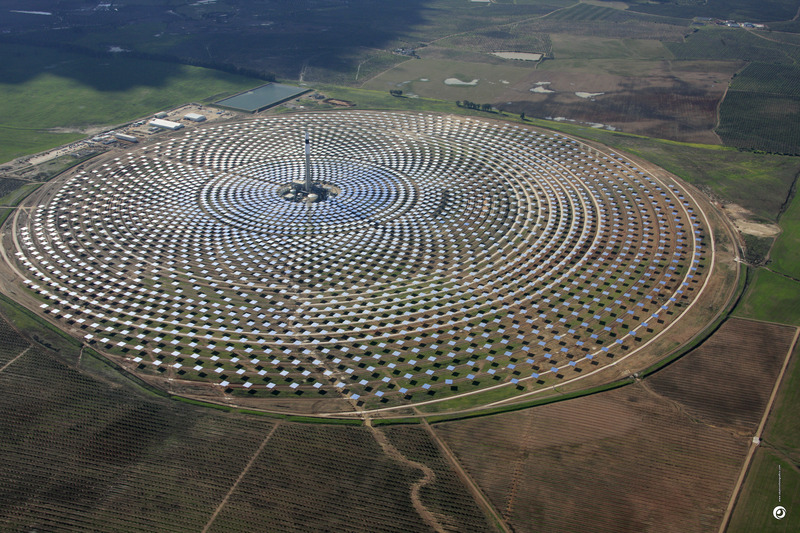 More than 2 600 mirrors spread across 185 hectares concentrate the sun’s rays on to a giant receiver. Copyright: Gemasolar. More than 2 600 mirrors spread across 185 hectares concentrate the sun’s rays on to a giant receiver. Copyright: Gemasolar.
