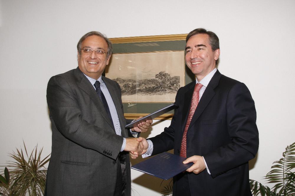 Mr John Papathanassiou, Deputy Minister of Economy and Finance and EIB Vice-President Plutarchos Sakellaris 1 Mr John Papathanassiou, Deputy Minister of Economy and Finance and EIB Vice-President Plutarchos Sakellaris 1