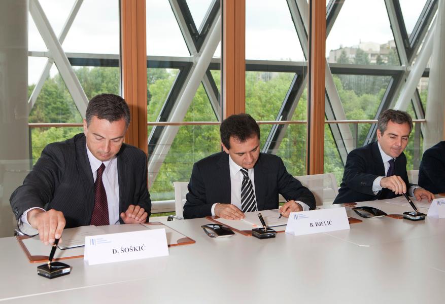 SIGNATURES DE CONTRATS 
APEX LOAN FOR SMEs AND MID-CAPS and 
FIAT SMALL CARS SERBIA