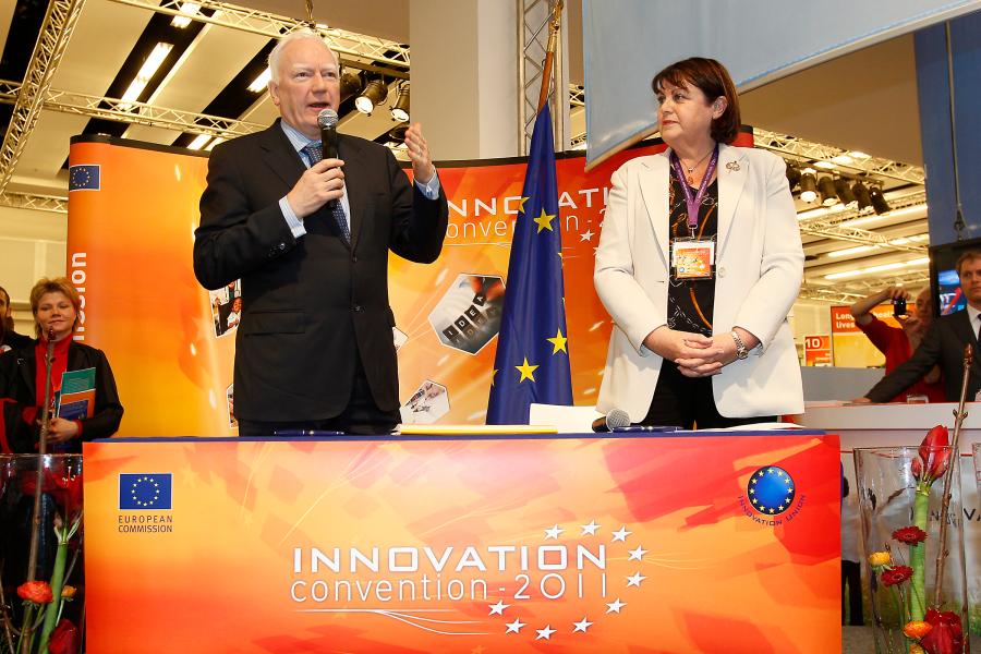 Signature of the Risk Sharing Finance Facility cooperation agreement between the EU and the European Investment Bank (EIB) by Commissioner Geoghegan-Quinn and EIB President Philippe Maystadt
