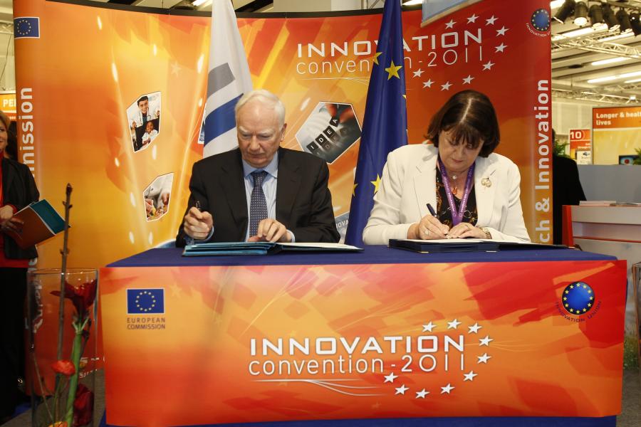 Signature of the Risk Sharing Finance Facility cooperation agreement between the EU and the European Investment Bank (EIB) by Commissioner Geoghegan-Quinn and EIB President Philippe Maystadt