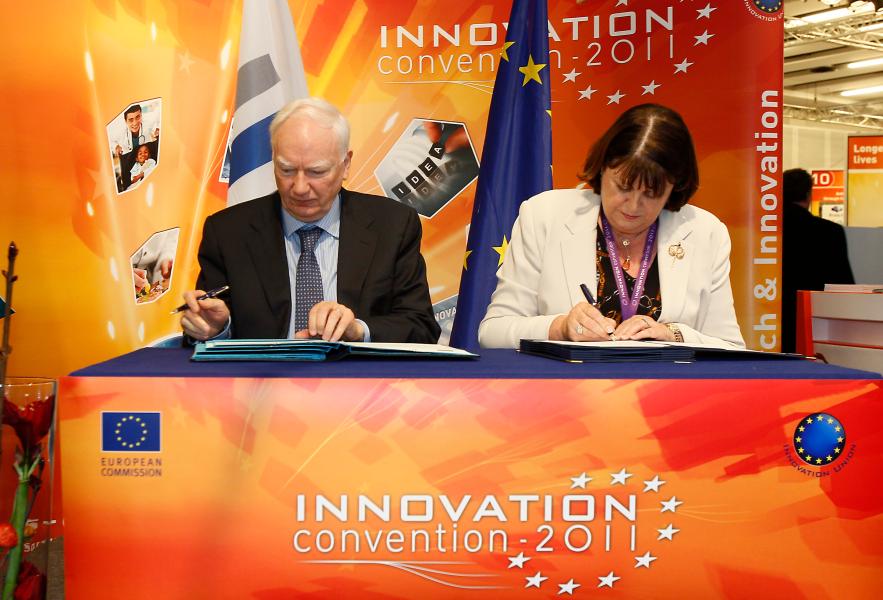 Signature of the Risk Sharing Finance Facility cooperation agreement between the EU and the European Investment Bank (EIB) by Commissioner Geoghegan-Quinn and EIB President Philippe Maystadt
