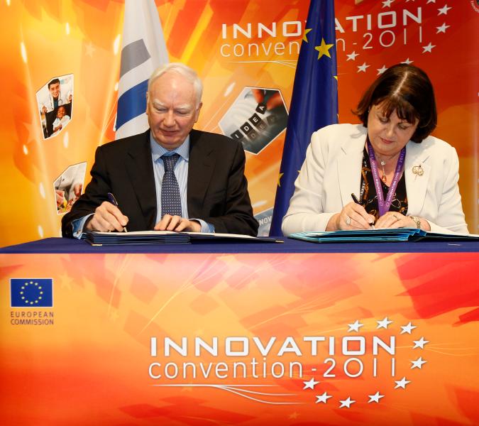 Signature of the Risk Sharing Finance Facility cooperation agreement between the EU and the European Investment Bank (EIB) by Commissioner Geoghegan-Quinn and EIB President Philippe Maystadt