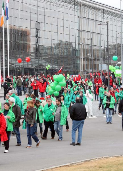 Manifestation devant la BEI des Syndicats européens
