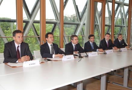 SIGNATURES DE CONTRATS 
APEX LOAN FOR SMEs AND MID-CAPS and 
FIAT SMALL CARS SERBIA