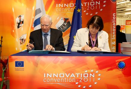 Signature of the Risk Sharing Finance Facility cooperation agreement between the EU and the European Investment Bank (EIB) by Commissioner Geoghegan-Quinn and EIB President Philippe Maystadt