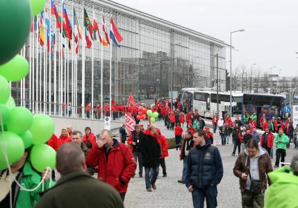 Manifestation devant la BEI des Syndicats européens