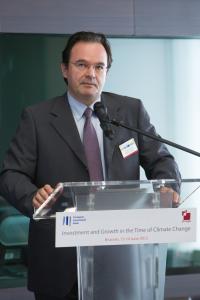 Investment and Growth in the time of Climate Change