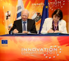 Signature of the Risk Sharing Finance Facility cooperation agreement between the EU and the European Investment Bank (EIB) by Commissioner Geoghegan-Quinn and EIB President Philippe Maystadt