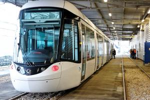 Le Projet recouvre d'une part le remplacement par la Communauté d'agglomération de Rouen (La CREA) des rames de tramway actuelles par 27 rames de plus grande capacité qui permettront une augmentation de l'offre et d'autre part l'adaptation des infrastructures de réseau (terminus, stations, ponts) à ces nouvelles rames.Le Projet aura ainsi un impact environnemental favorable en termes de report modal et de réduction des émissions de CO2
