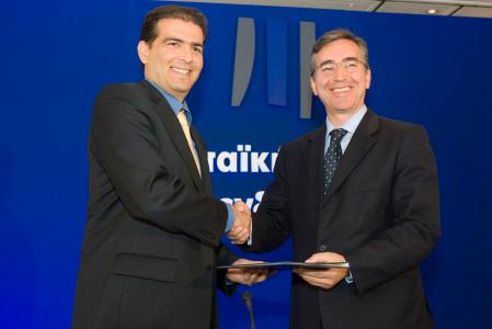 From left to right: Mr Herakles Droulias, CEO of the School Buildings Organisation S.A (SBO) and EIB Vice-President Plutarchos Sakellaris