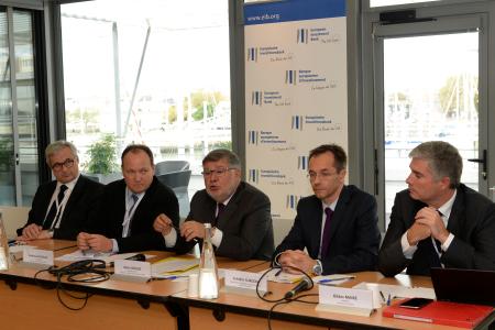 De gauche à droite : Frédéric Surdon, responsable mondial des Financements d'Actifs chez Société Générale CIB, Ambroise Fayolle, vice-président de la Banque européenne d’investissement (BEI), Alain Vidalies, Secrétaire d'État chargé des Transports, Frédéric Moncany de Saint-Aignan, Président du Cluster Maritime Français, et Gildas Maire, Président des Armateurs de France.