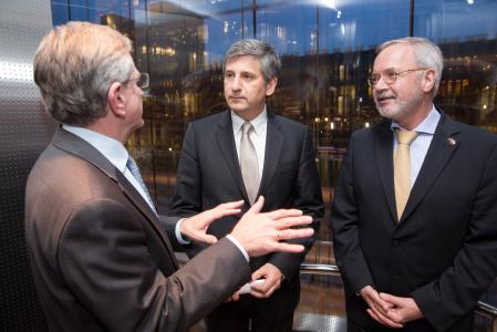 Mr Wilhelm Molterer, Vice-President of the EIB, Mr Michael Spindelegger, Vice-Chancellor and Federal Minister of Finance of the Republic of Austria and Mr Werner Hoyer, President of the EIB