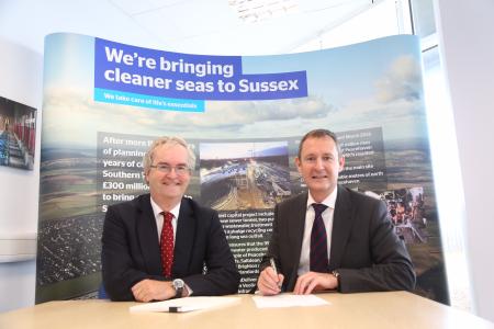 from left to right: Mr Jonathan Taylor, Vice-president of the EIB, and Mr Matthew Wright, Chief Executive Officer of Southern Water