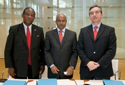 EIB Vice-President Mr P. Sakellaris and, Mr. A. Diallo, Secretary-General of the West African Power Pool in presence of Liberian Minister for Lands, Mines and Energy Hon. Eugene Shannon