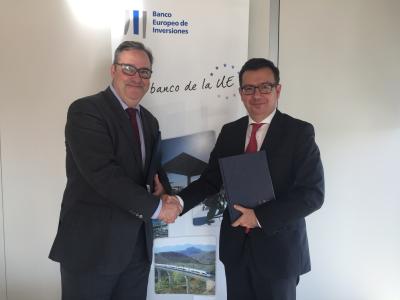 From left to right : C. Arilla, Chief Financial Officer of Acciona and EIB Vice-President R. Escolano