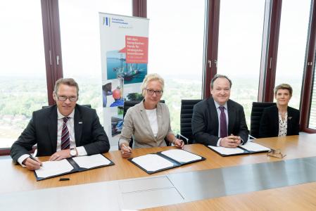 From left to right: VIVAWEST Head of Corporate Finance (Bereichsleiter Finanzen) Thomas Becker, VIVAWEST CEO (Geschäftsführerin) Claudia Goldenbeld, EIB Vice-President Ambroise Fayolle and Elina Kamenitzer, EIB Head of Corporate Finance for Germany, Austria, Poland and Northern Europe