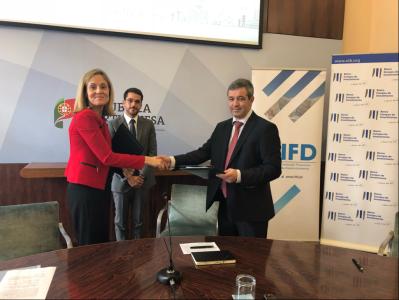 From left to right: EIB Vice-President E. Navarro, Portuguese Secretary of State for Consumer protectio J. Torres and IFD Chief Executive H. Cruz