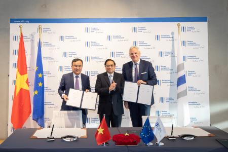 Signing ceremony for the memorandum of understanding between EIB Vice-President Kris Peeters and Mr Duong Quang Thanh, Chairman of Vietnam Electricity (EVN), the national electricity company of Vietnam, on December 10, 2022 in the presence of Vietnamese Prime Minister Phạm Minh Chính