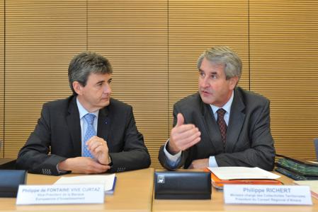 de gauche à droite: Monsieur Philippe de Fontaine Vive, Vice Président de la BEI et Monsieur Philippe Richert, Ministre chargé des Collectivités Territoriales et Président du Conseil Régional d'Alsace
