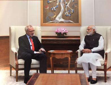 From left to right: EIB President W. Hoyer and Prime Minister Modi