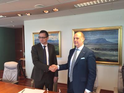 From left to right: Mr Hörður Arnarson, CEO of Landsvirkjun and Vice-President Cristian Popa, responsible for EIB-operations EFTA-countries.