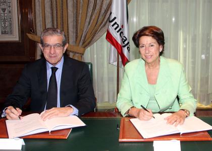 from left to righjt: Mr Braulio Medel, CEO of Unicaja and Mrs Magdalena Álvarez, EIB Vice-President