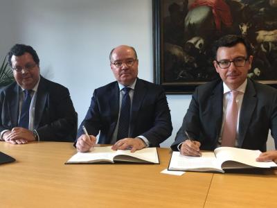 From left to right: Millenium BCP General Manager P. Turras, Vice Chairman of BCP J. Nuno Palma and EIB Vice-President R. Escolano