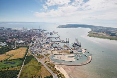 The project will deepen the navigation channel of the port so it can accommodate larger vessels, including naval forces. In addition, a 57-hectare terminal will be constructed to provide a hub for the growing offshore wind energy industry in the North Sea.