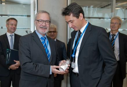 Werner Hoyer, President of the EIB and Klaus Jennewein, Managing Director and founding member of Jennewein Biotechnologie