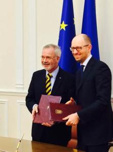 Mr Werner Hoyer, President of the EIB and Ukraine Prime Minister Arseniy Yatsenyuk