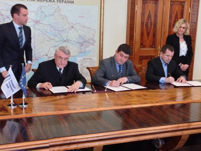 Seated from left: Vice President of the EIB Laszlo.Baranyay, Maksym Burbak, Minister of Infrastructure of Ukraine, Boris Ostapjuk, Director General of Railways of Ukraine