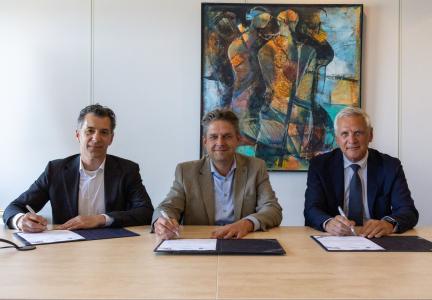 From left to right: J. Mulder (BNG Bank); M. Wiesenekker (HMC); EIB Vice-President Peeters