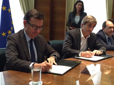 From left to right: EIB Vice-President R. Escolano and Argentine Ministry of Finance L. Caputo