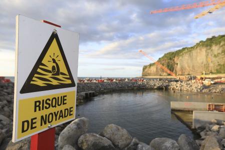 Construction d'une route express à 2x3 voies de 12 km entre Saint Denis et La Possession se composant de 2 digues (1 km et 5,7 km) et d'un viaduc de 5,3 km. Deux voies seront réservées pour les transports en commun.